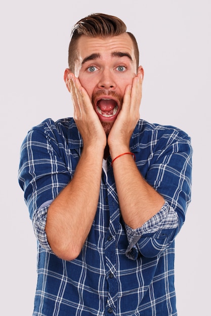 Foto gratuita emociones hombre joven, en, camisa azul