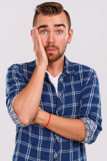 Emociones Hombre joven, en, camisa azul