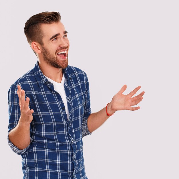 Emociones Hombre joven, en, camisa azul