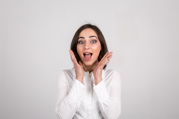 Emociones de mujer en estudio