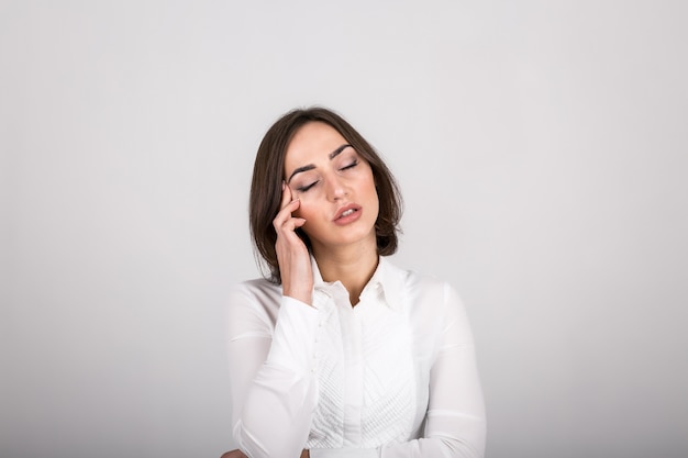 Foto gratuita emociones de mujer en estudio