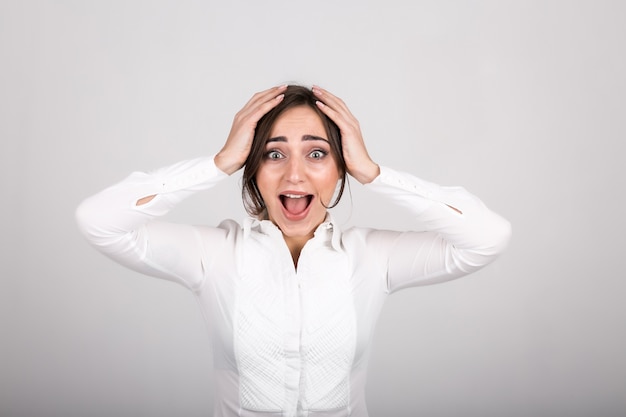 Emociones de mujer en estudio