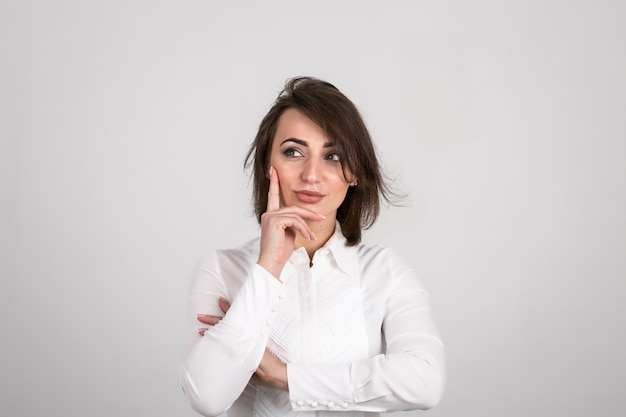 Foto gratuita emociones de mujer en estudio