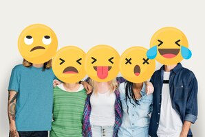 Foto gratuita emoji se enfrentó a jóvenes amigos.