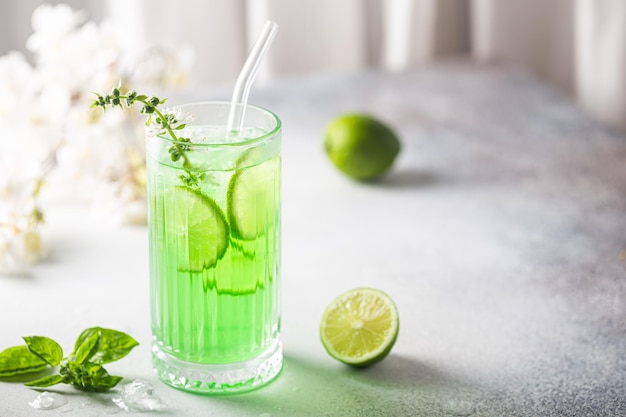 Emonade con lima albahaca y hielo