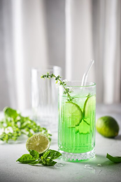 Emonade con lima albahaca y hielo