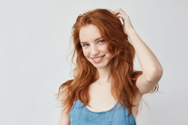 Emotiva sincera niña feliz con el pelo rojo sonriendo.