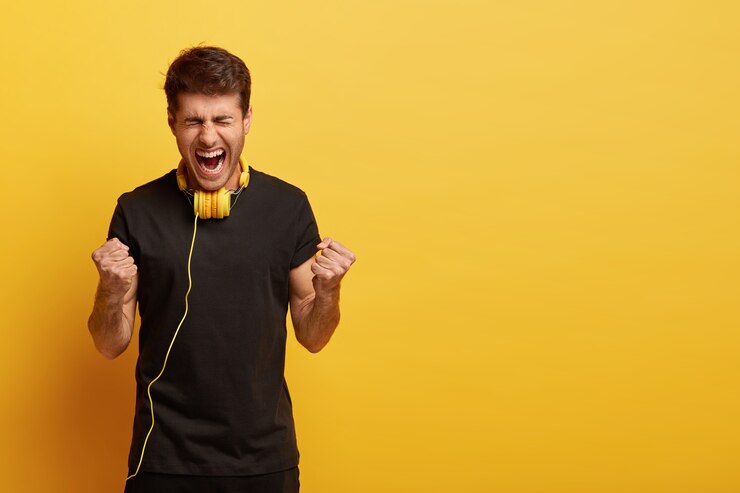Foto gratuito emotivo hombre europeo con cabello oscuro, viste camiseta negra, no puede imaginar la vida sin música