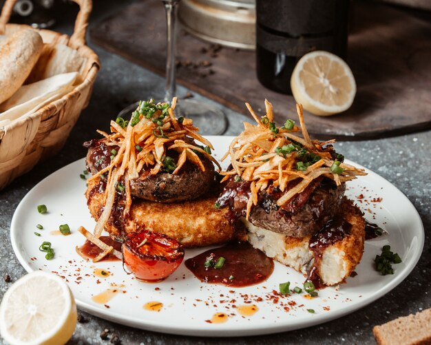 Empanadas de papa cubiertas con empanadas de carne y cordones de zapatos