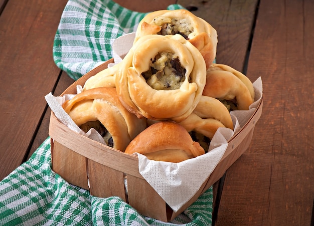 Foto gratuita empanadas con papas y champiñones