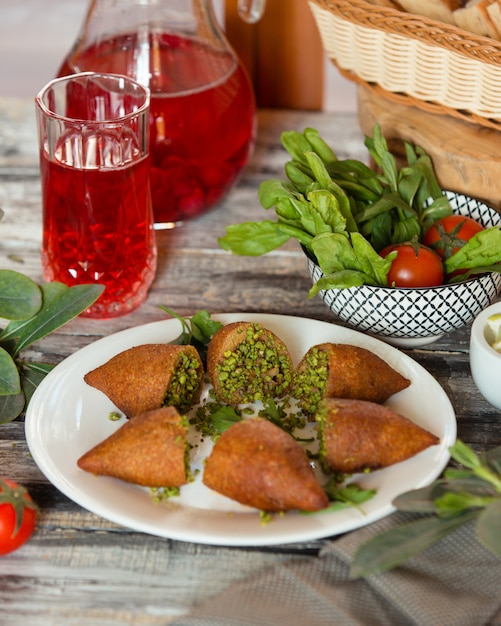 Empanadas servidas con ensalada y jugo