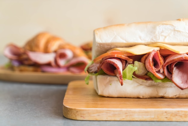 Emparedado submarino de jamón y ensalada