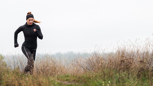 Emparejador deportivo femenino corriendo al aire libre