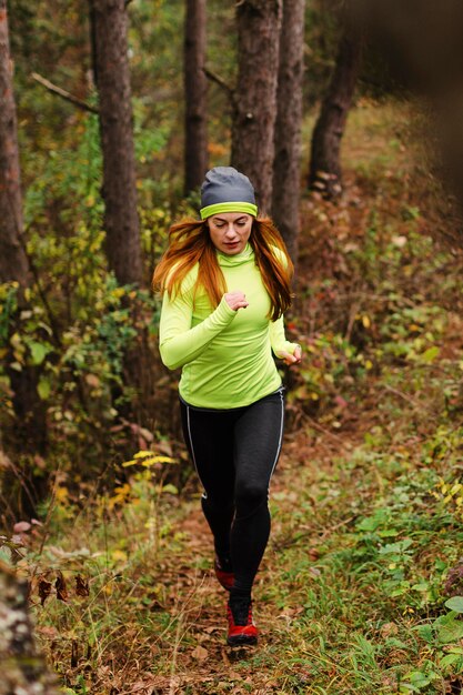 Emparejador femenino corriendo en el bosque