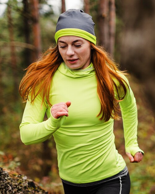 Emparejador femenino corriendo en el bosque
