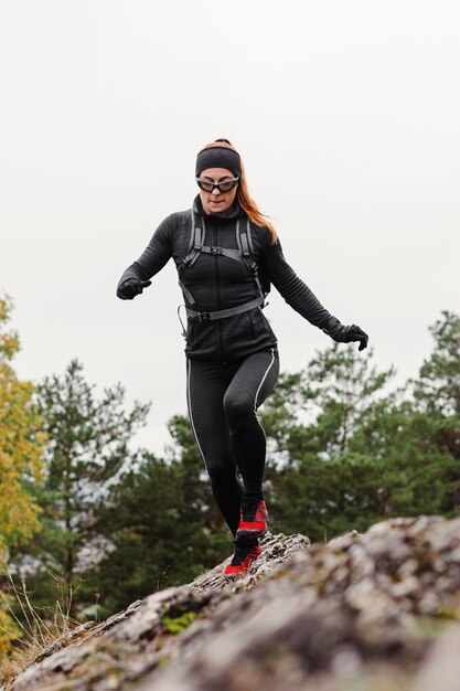 Emparejador femenino corriendo sobre piedras