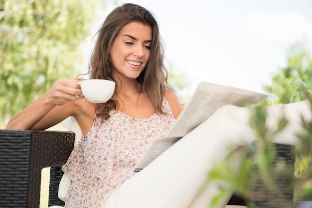 Foto gratuita empiece el día con café y periódico