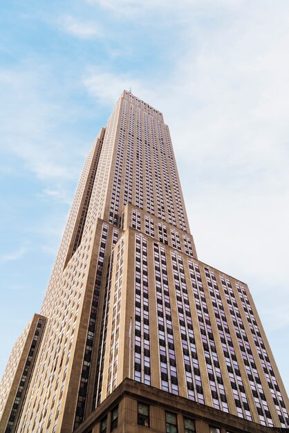 Empire State Building en día soleado brillante