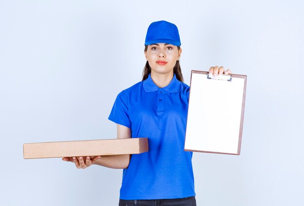 Empleada de entrega en uniforme con caja de papel artesanal con carpeta.