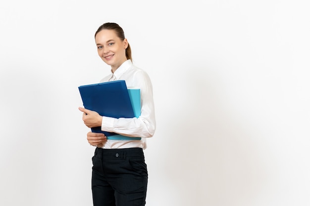 Empleada de oficina en blusa blanca sosteniendo documentos en blanco