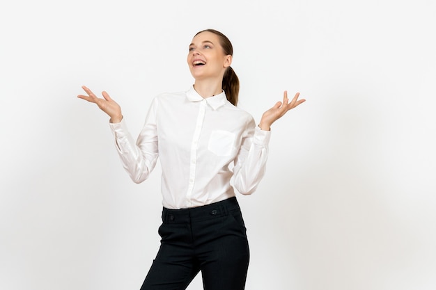 Empleada de oficina en elegante blusa blanca sobre blanco