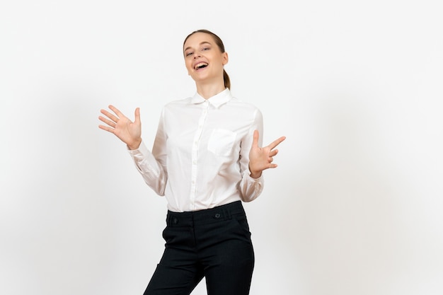 Empleada de oficina en elegante blusa blanca sonriendo sobre blanco