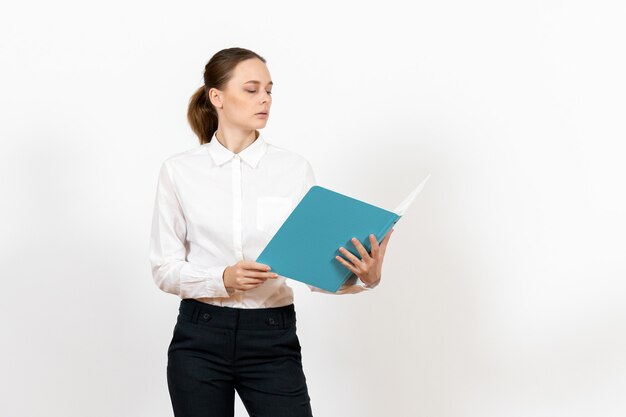 Empleada de oficina femenina en blusa blanca sosteniendo archivo azul sobre blanco