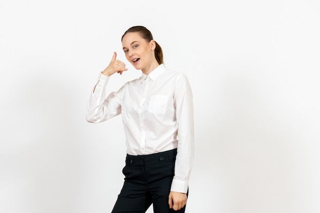 Empleada de oficina femenina en elegante blusa blanca sobre piso blanco mujer documento oficina archivo trabajo trabajador