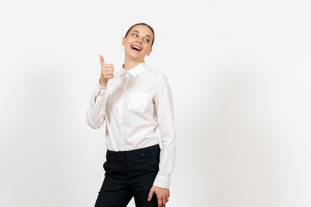 Empleada de oficina posando en blusa blanca sobre blanco