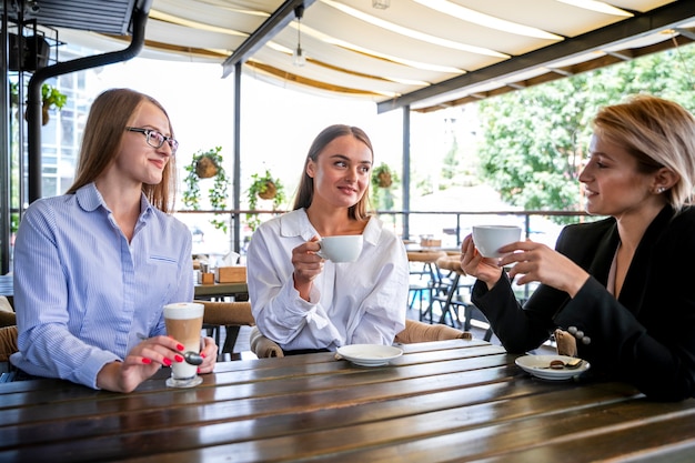 Foto gratuita empleadas de ángulo bajo en coffee break