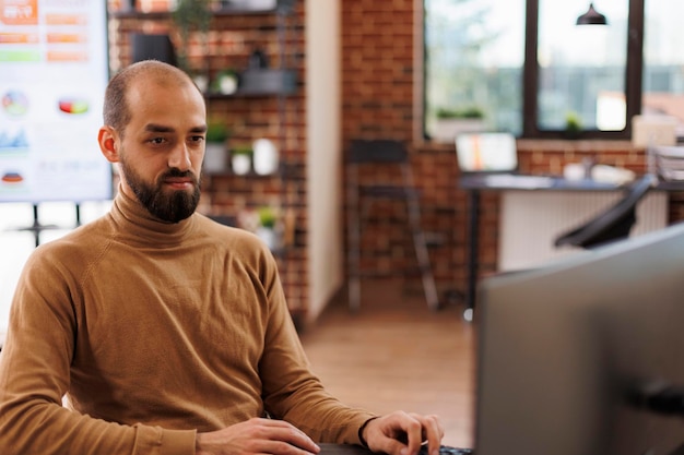 Foto gratuita empleado de la agencia de desarrollo profesional que revisa las soluciones financieras ofrecidas por la junta ejecutiva para mantener la estabilidad. trabajador profesional de la empresa comercial que analiza los resultados de la investigación de inversiones.