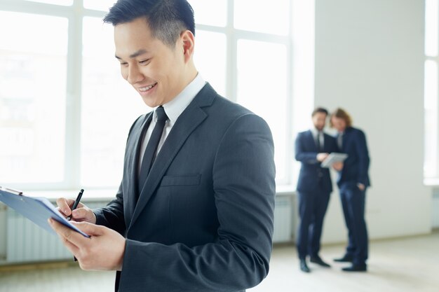 Empleado alegre leyendo un contrato