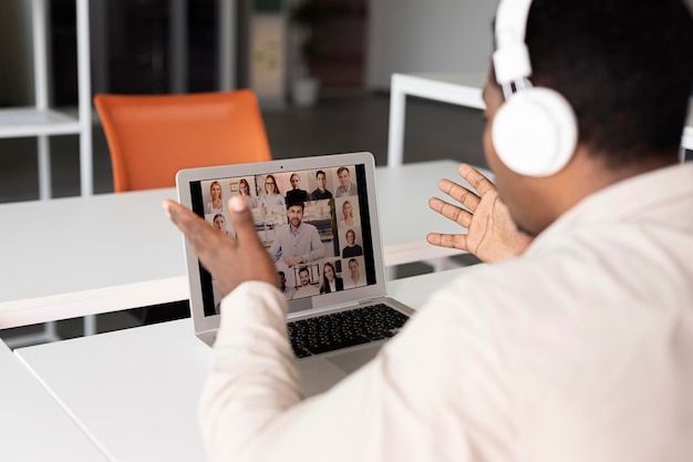 Empleado de cerca con auriculares