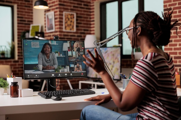 Foto gratuita empleado chateando con equipo remoto en videollamada, trabajador independiente trabajando desde casa, asistiendo a videoconferencia. mujer hablando sobre reunión virtual, teletrabajo, lluvia de ideas en línea, concepto de trabajo en equipo