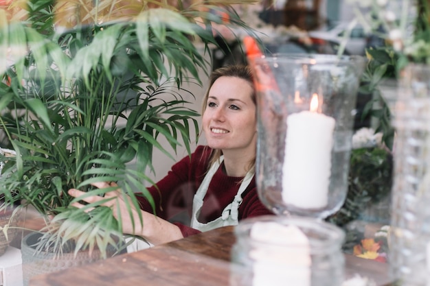 Empleado de contenido de la tienda de flores en el trabajo