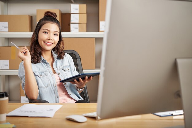 Empleado de correos en el trabajo