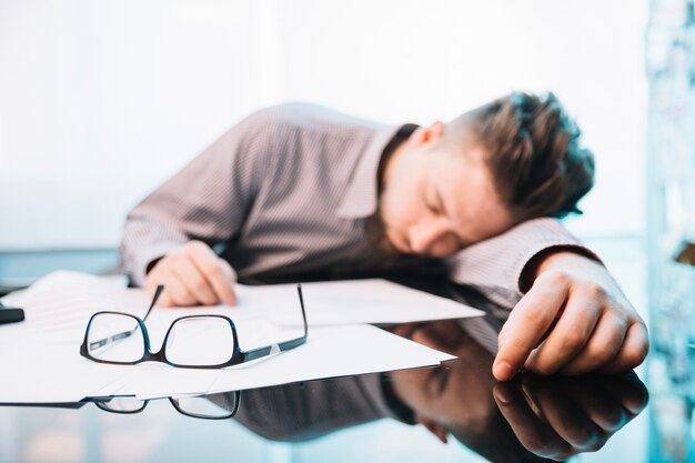 Empleado durmiendo en la oficina