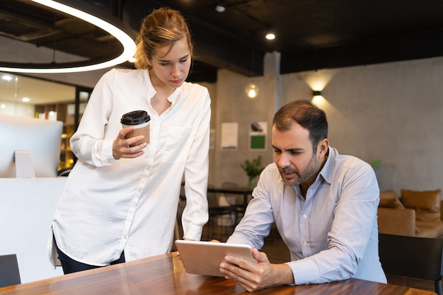 Empleado enfocado probando nueva aplicación de negocios