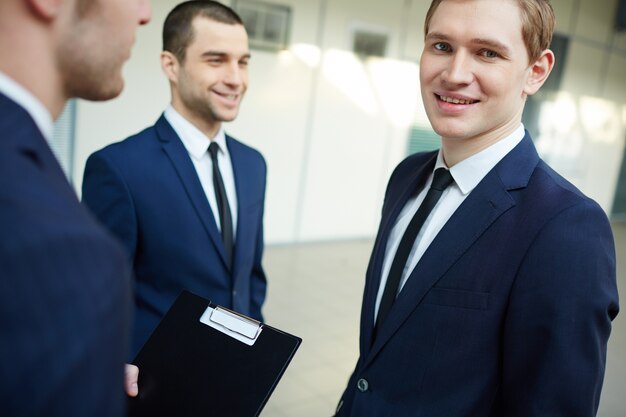 Empleado feliz llevando traje