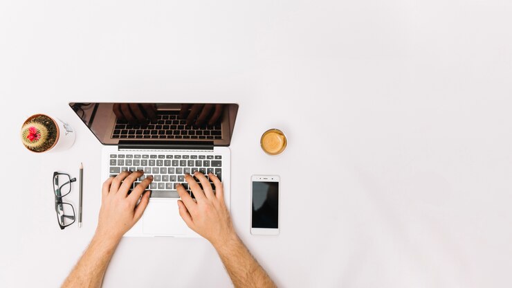 Foto gratuito empleado irreconocible trabajando con una computadora portátil