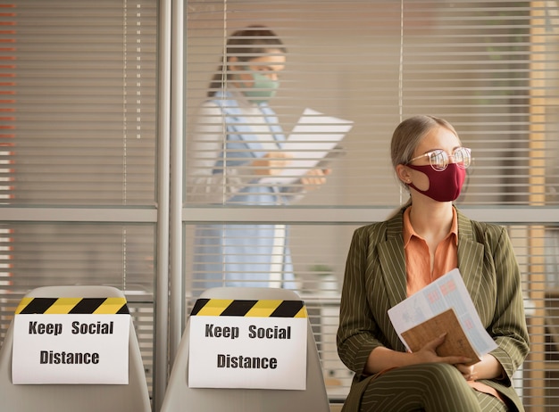 Foto gratuita empleado con mascarilla tomando un descanso