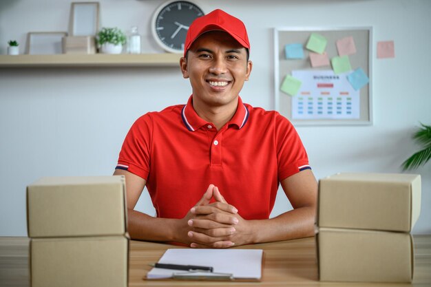 Empleado masculino autentica a los clientes para entregar paquetes en la oficina
