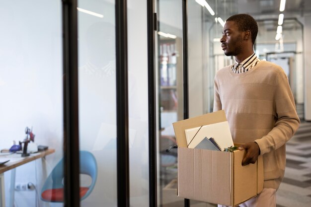 Empleado masculino en su nuevo trabajo de oficina