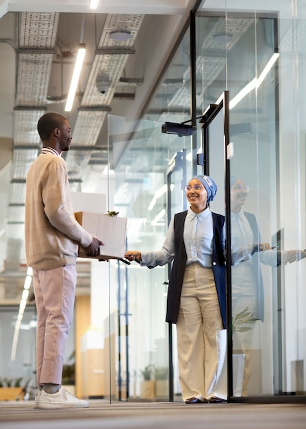 Foto gratuita empleado masculino en su nuevo trabajo de oficina