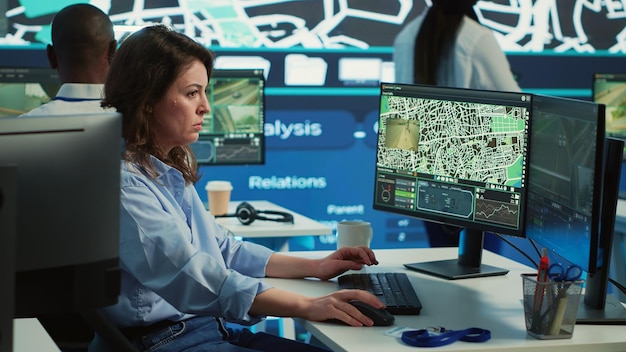 Empleado navegando en radar por satélite y mapa para buscar rutas