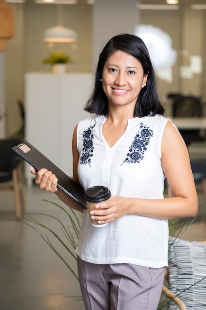 Empleado de negocios sonriendo tiro medio