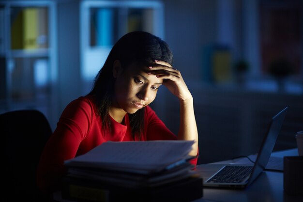 Empleado de oficina tarde en la noche