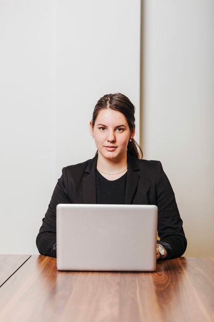 Empleado profesional en el lugar de trabajo