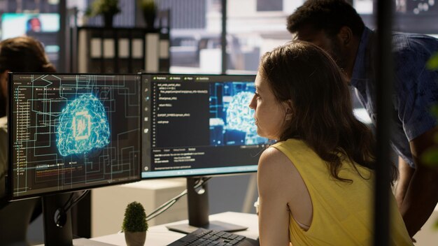 Empleado que utiliza tecnología de IA para diseñar algoritmos de aprendizaje automático