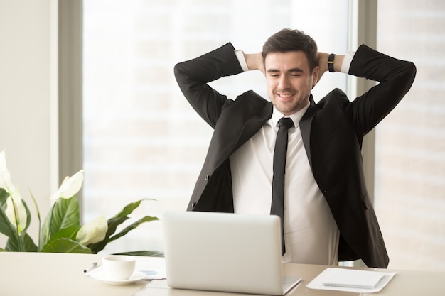 Empleado relajado disfrutando del buen trabajo.